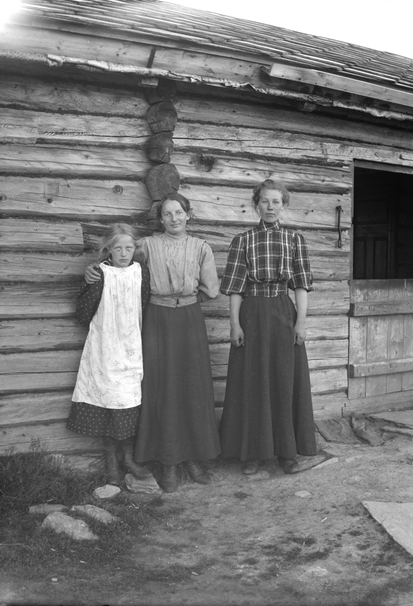 Fra venstre Karen Ilstad, Mikala Sørensen og Ragna Kaltrud, Vinstra 1905-11