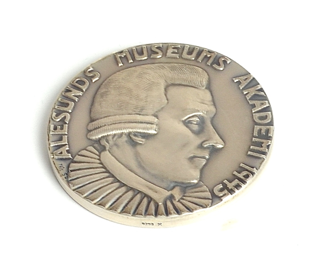 Medalje i rødt etui.