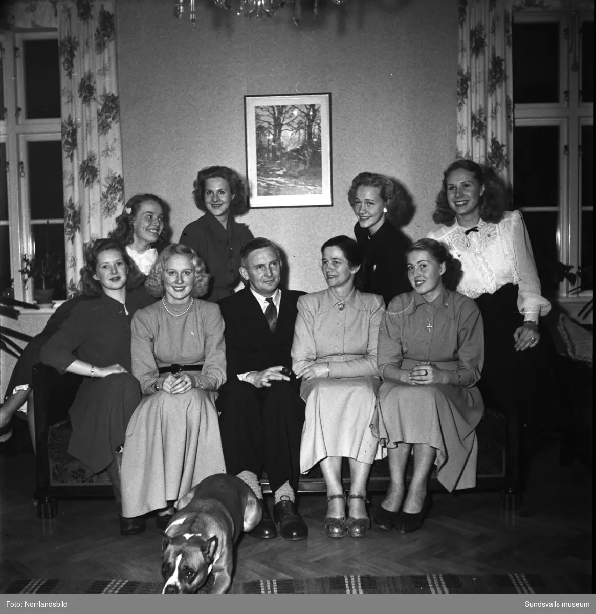 Medelpads lucia 1949, Gunvor Lindqvist, uppvaktas i hemmet i Järkvissle.