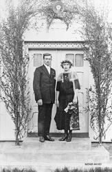 Brudebilde, brudepar, klær, bolighus.