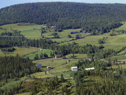 Sør-Fron, Harpefoss, Hvitt hus foran er Granheim. Øverst med