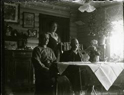 Ein familie sit i stua.