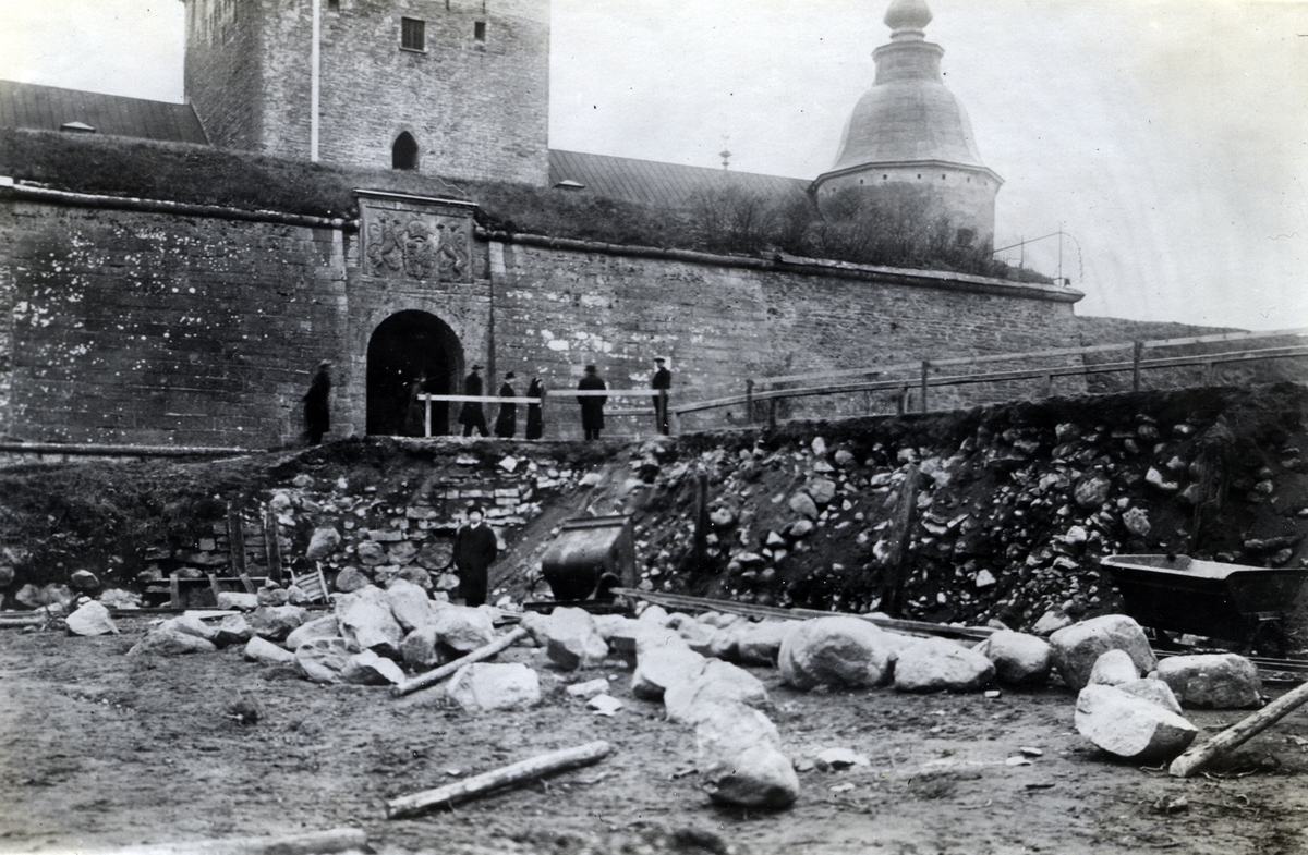 Utgrävning 1932 av vallgraven på västra sidan av Kalmar slott.