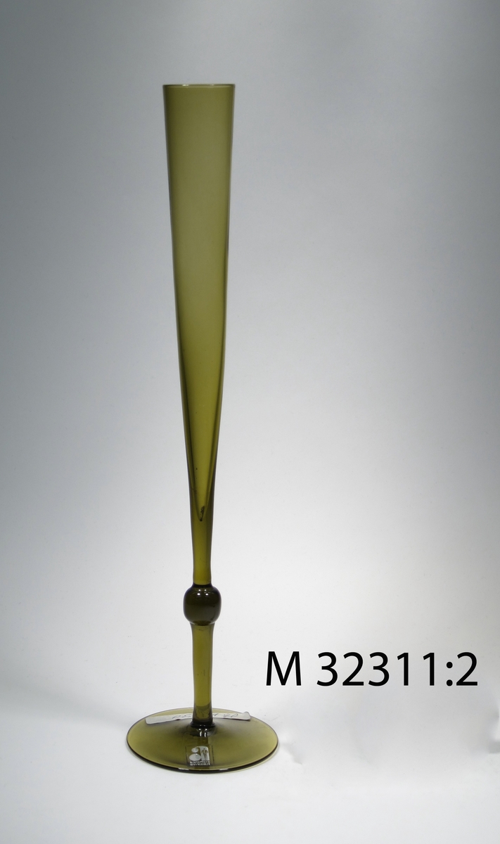 Konisk, draget ben med cylindrisk kula, fot.

Etikett: "BV 2/30"
Etikett: Tranparent med silvertext: Stort "a" med glasblåsare: "alsterfors SWEDEN"