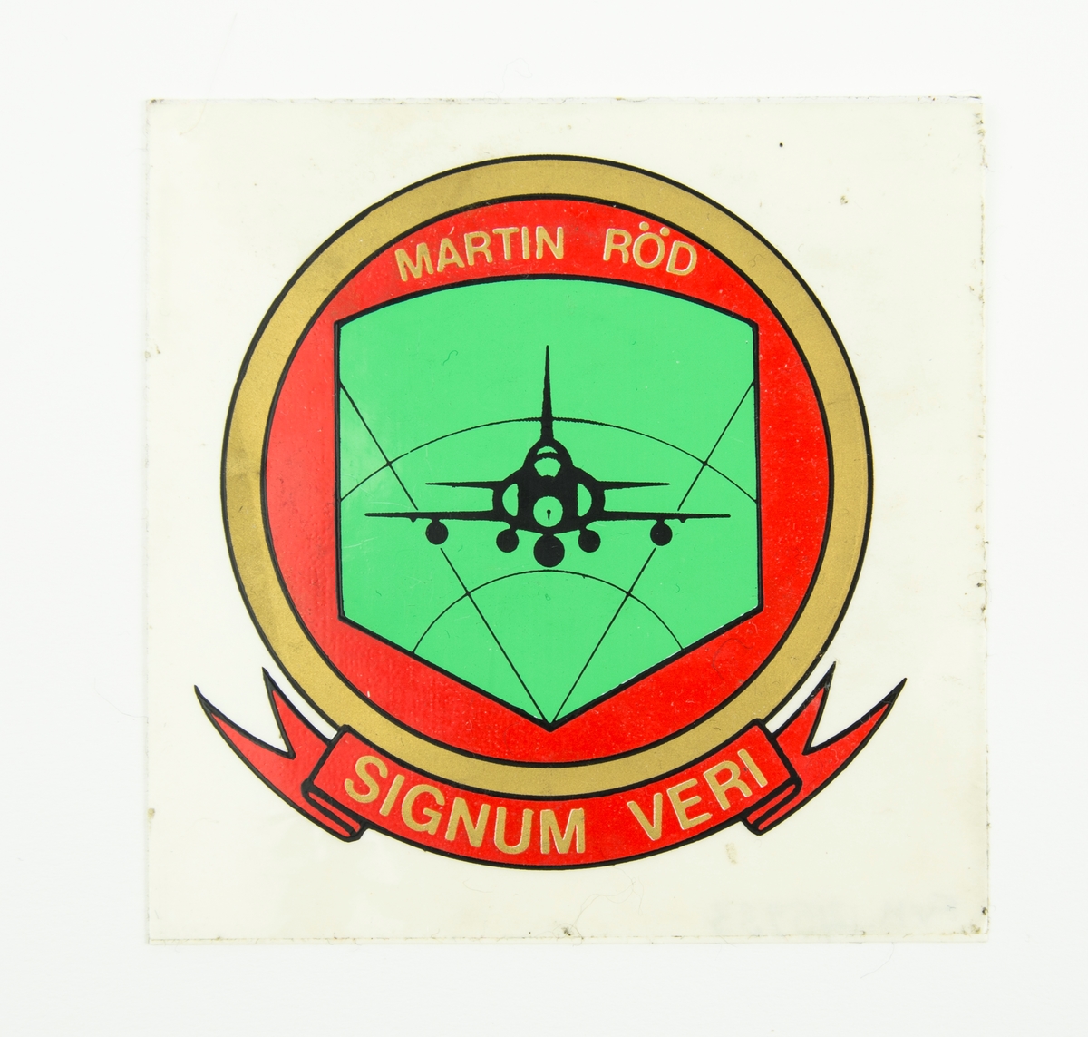 Divisionsemblem för Bråvalla flygflottilj 1/F13 Norrköping.
På dekalen står: Martin röd, Signum veri dvs "Sanningstecken”.