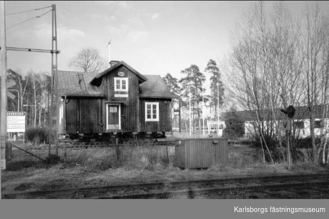 Karlsborg, Banvaktstugan under flyttning 24/4 1994. Foto: Anders Hellmér.
