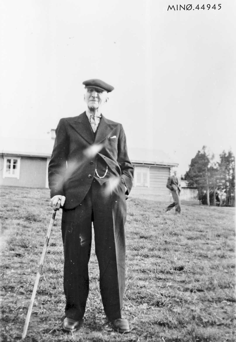 Eldre mann med spaserstokk - frå 80-årsdagen til Hans Ståland (1871-1958) 19.6.1951
