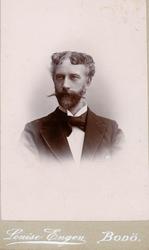 Postrettfoto. Visittkort. Mann med midtskill og mustasjer. J