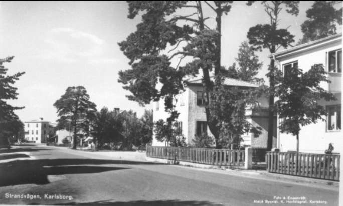 Karlsborg, Strandvägen. Det andra huset på höger sida är byggt år 1938. Endast neg finns.