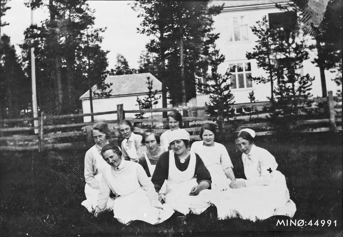 Personer på sjukehuset, bl. a. med Marit Bakke, Olga Halberg f. Støen, Anne Olsen f. Bakke. 