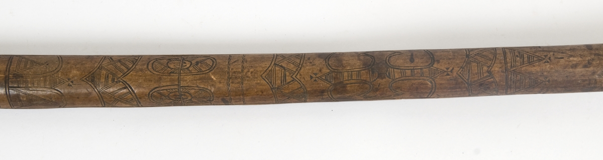 Asymmetrisk blad med lang øvre spiss og kortere nedre spiss.
Bladet er tynt, med påsmidd noe tykkere egg.
Øksehammeren har skaftehull og fliker.
Smedmerke formet som et skjell. Øksen har etset rankedekor på begge sider.
Skaftet er svakt krummet. Skaftet er merket på ryggen SON ANO 1700.Skaftet har skåret dekor i felter.