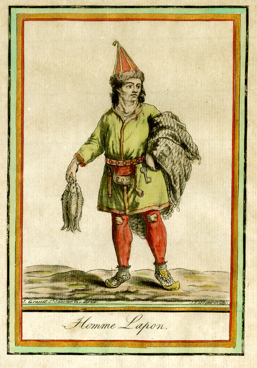 Mann i samisk drakt, holder fiskegarn over venstre arm og fisker i venste hånd, innrammet motiv.