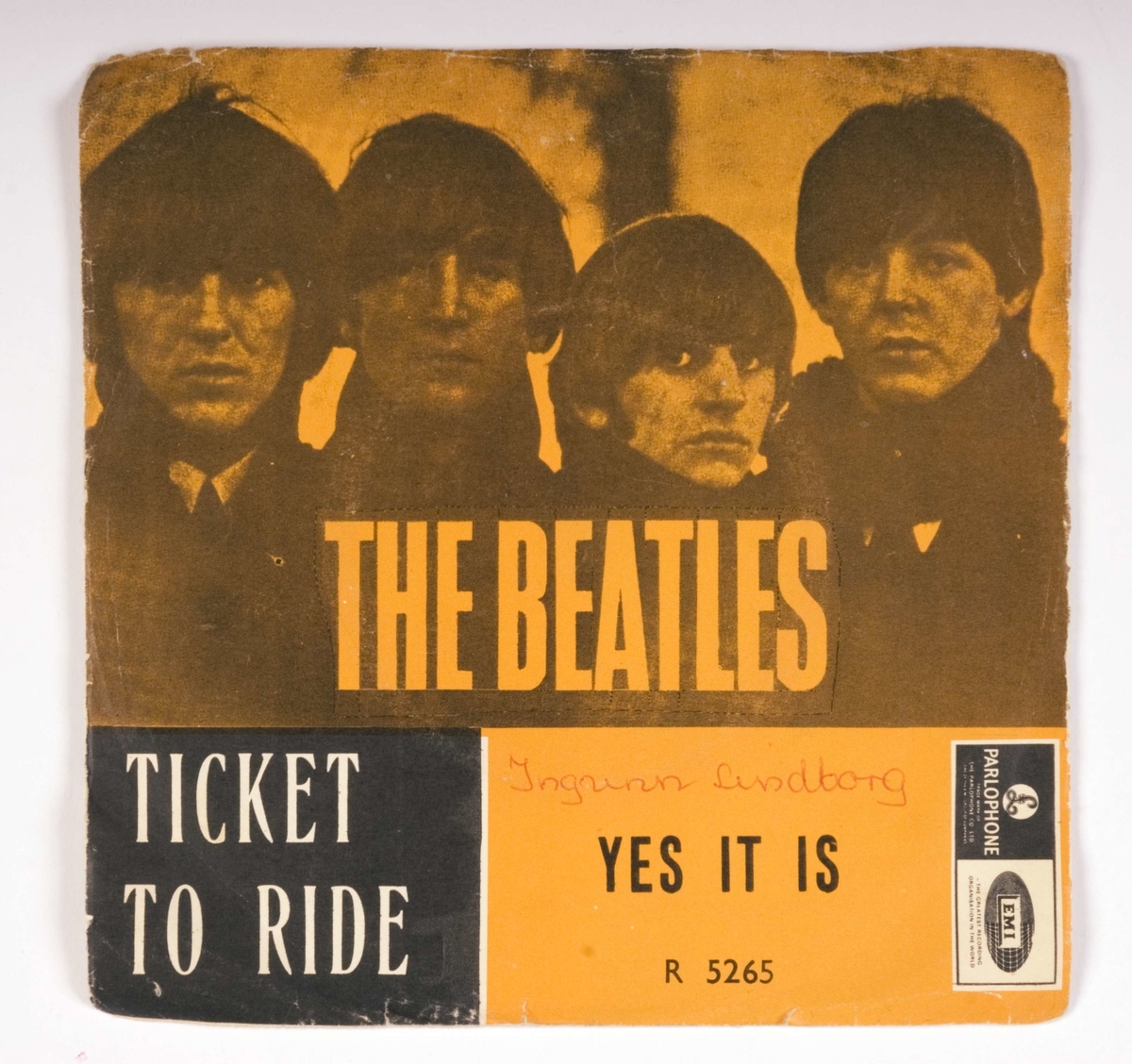 Guloransje papircover med svart, hvit og oransje skrift