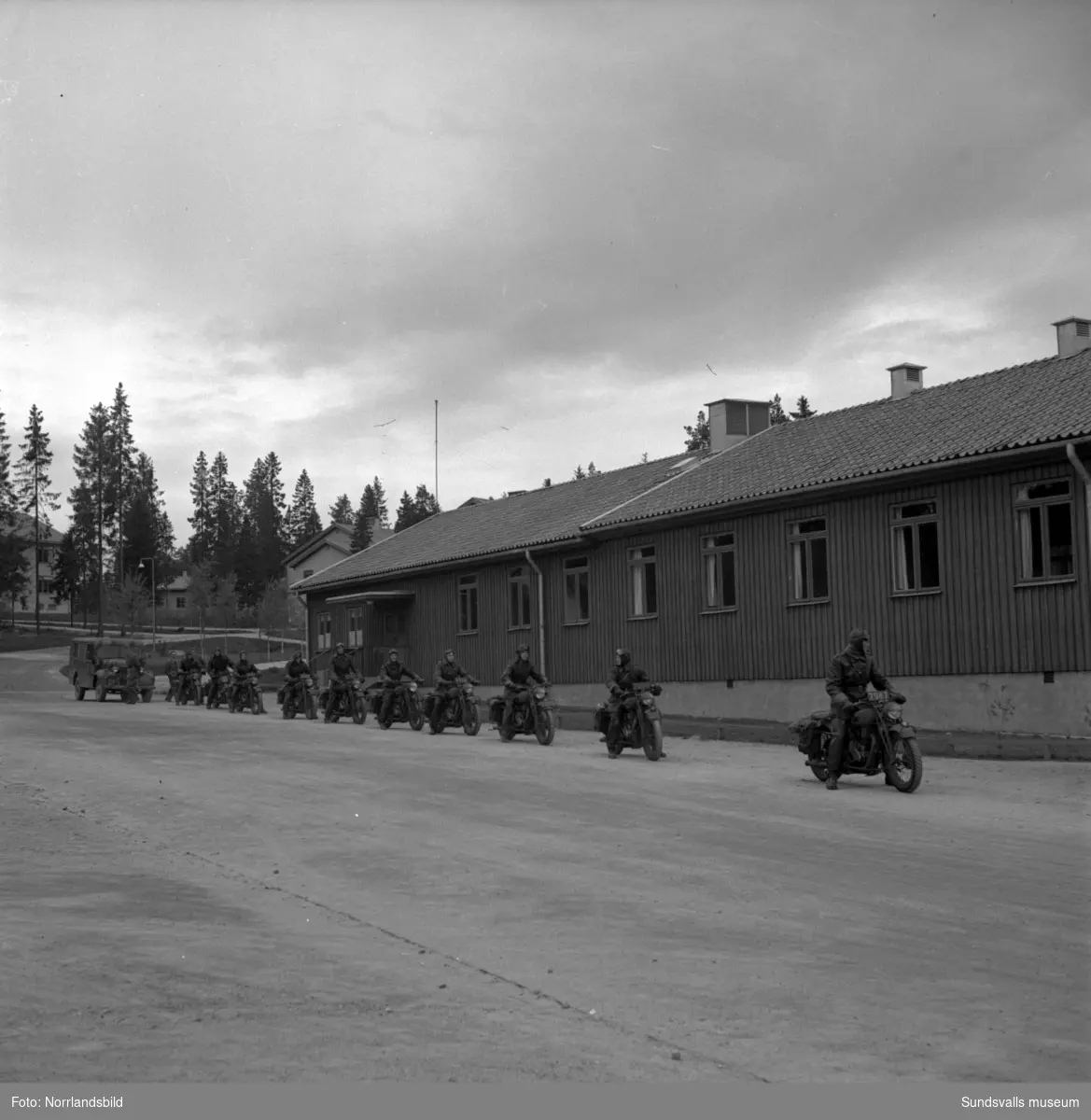 Lv5:s furirskola på studiefärd med motorcyklar.