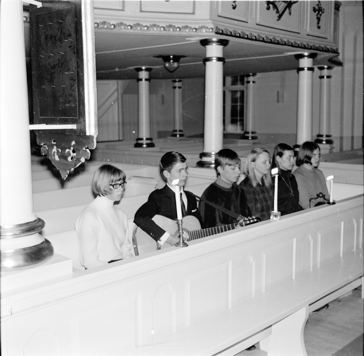 Arbrå, Ungdomar i Arbrå kyrka, Ragnar Persson spelar gitarr,  bredvid honom Hanns Rodell.
25 Mars 1968