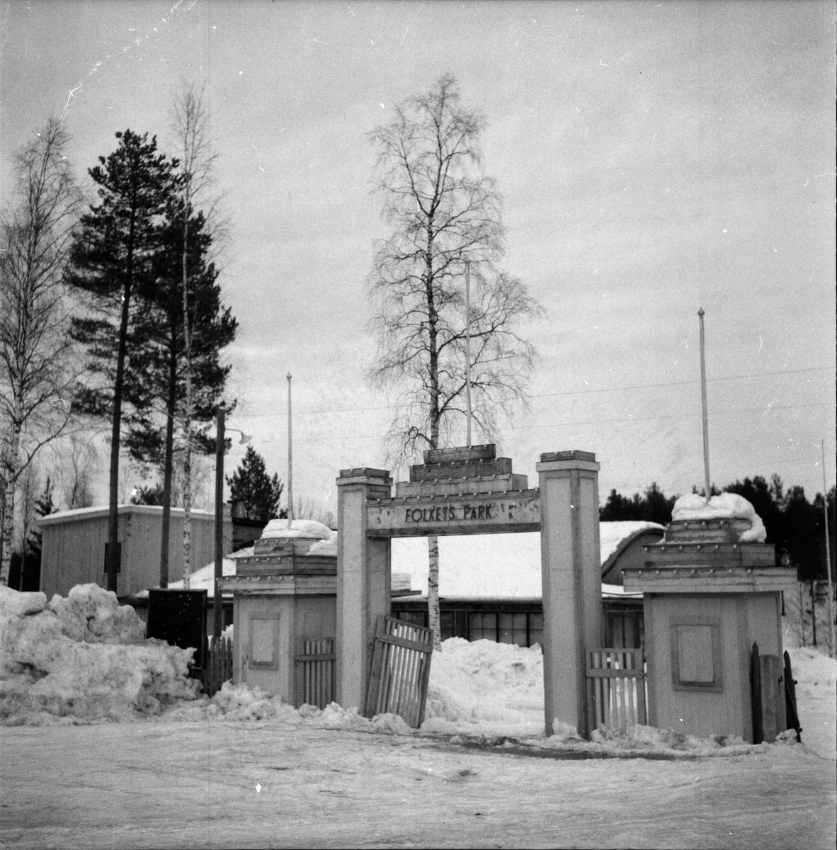 Ingång till Folkets park, Furudal,
Orenappet gör upp,
22 Febr 1959