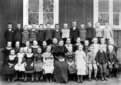 Kjølberg skole i Borge, lærerinne frk. Staavie, 1895.. eleve