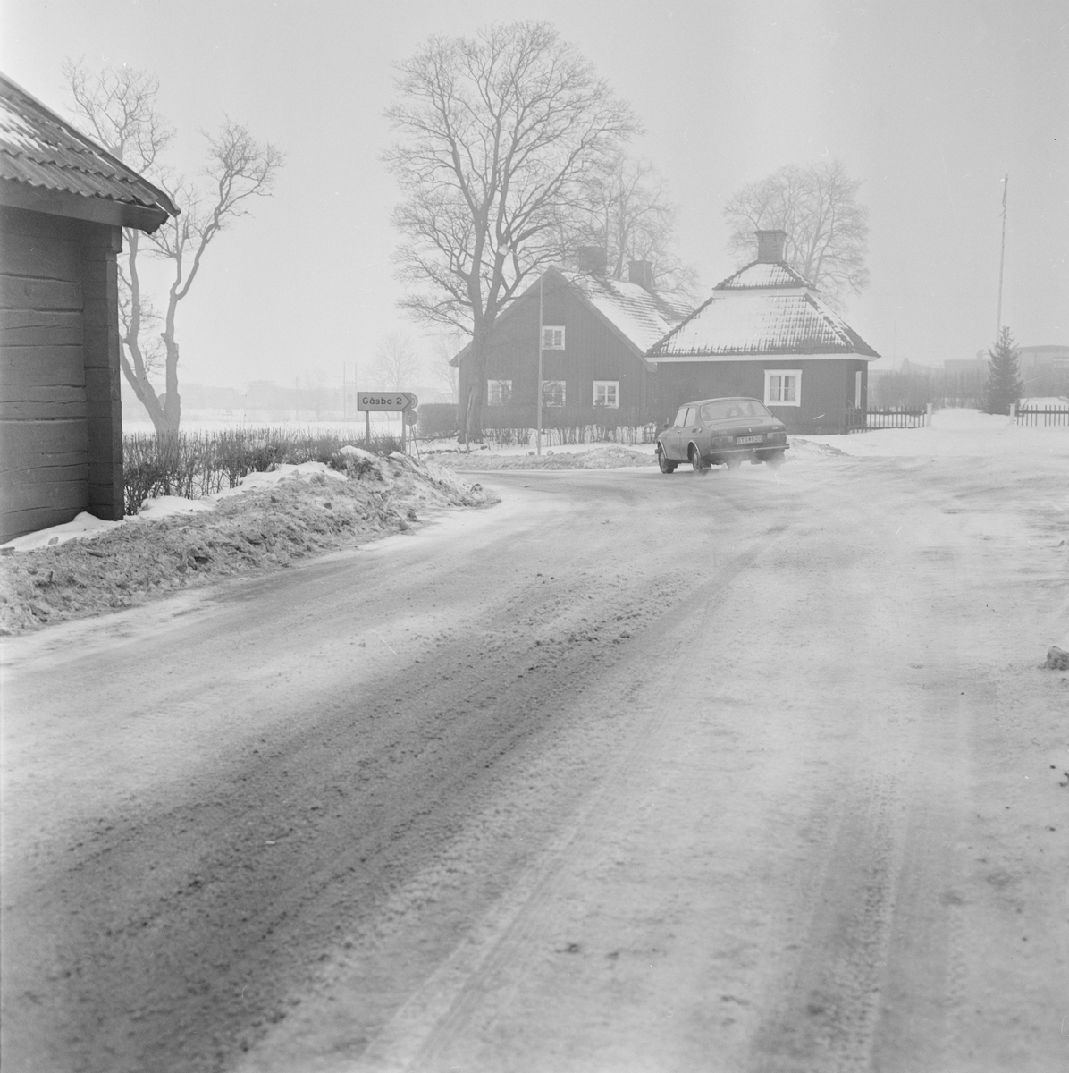 Gata i Åkerby, Österlövsta socken, Uppland, mars 1978