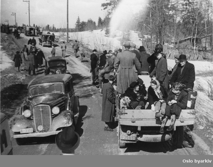 Panikkdagen 10. april etter rykter om bombing av Oslo fra britiske bombefly. Presis klokken 11.30 onsdag 10. april 1940 gikk flyalarmen. Folk på flukt i biler, lastebiler og til fots mot Grefsenåsen og Lillomarka.