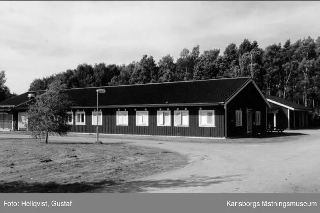 Karlsborg, hundgården med hundtroppen på f.d. F 6. Foto: Gustaf Hellqvist, år 1997.