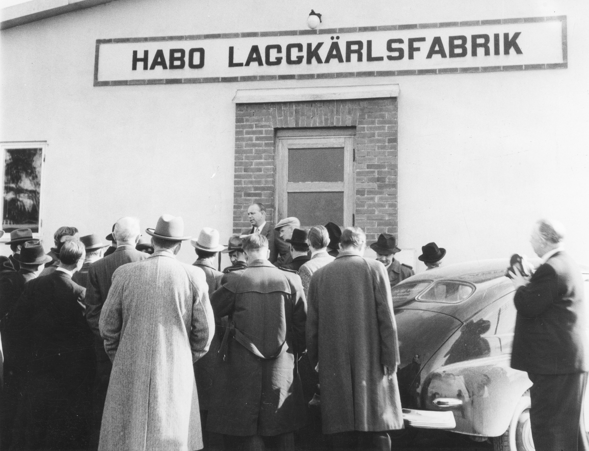 Pressinbjudan i samband med Riksutställningen år 1949. Journalister från hela landet besöker Habo Laggkärlsfabrik för att informeras om den "hopfällbara lådan" typ Hansson Faggesson.