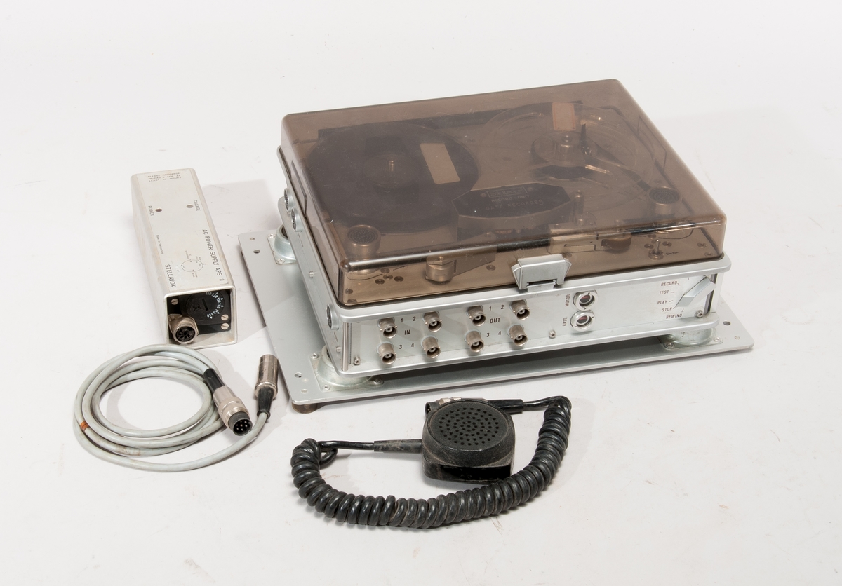 Bandspelare med fyra spår, för inspelning av data i form av PCM-signal, nr 772,268.

Med mikrofon och nätaggregat typ AC Power Supply APS 8, nr770,971.
