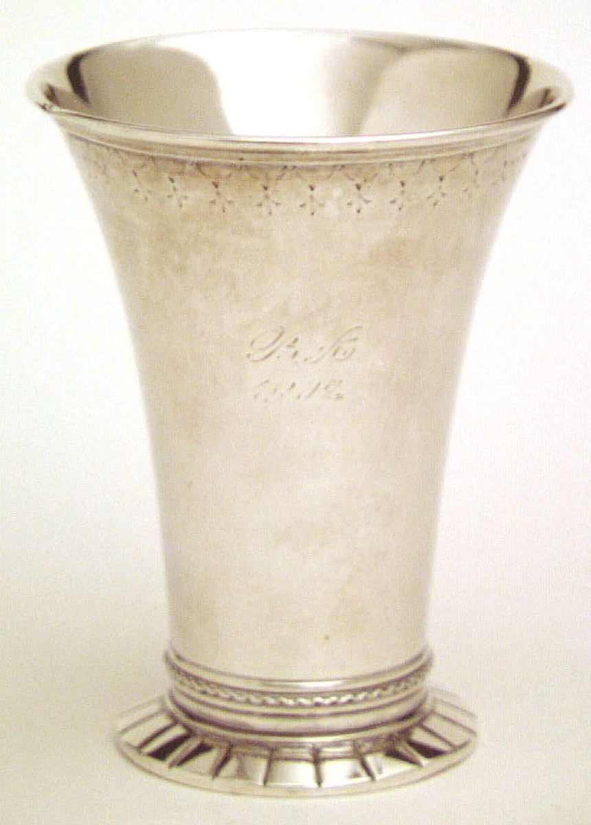 Prispokal av silver. Graverad text: BA 1902. Stämplad i botten: K Andersson, kattfot, stadsstämpel samt S6 =1896.