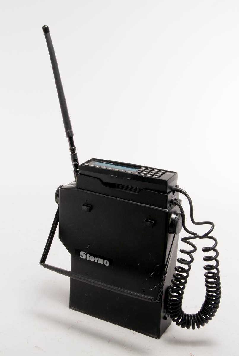 Mobiltelefon, bärbar i hållare med ackumulator.

Hörtelefon med kontrollpanel, märkt typ 08-6116.
Batterilåda typ BU6003 med 13,2 V 4 Ah NiCd-batteri
Antenn Procom AN6661