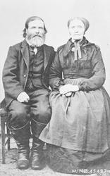 Portrett av ektepar. Ole Olsen Nyeggen fra Jonsmoen, f 1811,