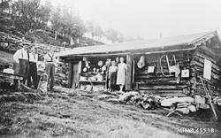 På setra. Tre ukjente fotturister. Åge, Erik, Odd og Klara B