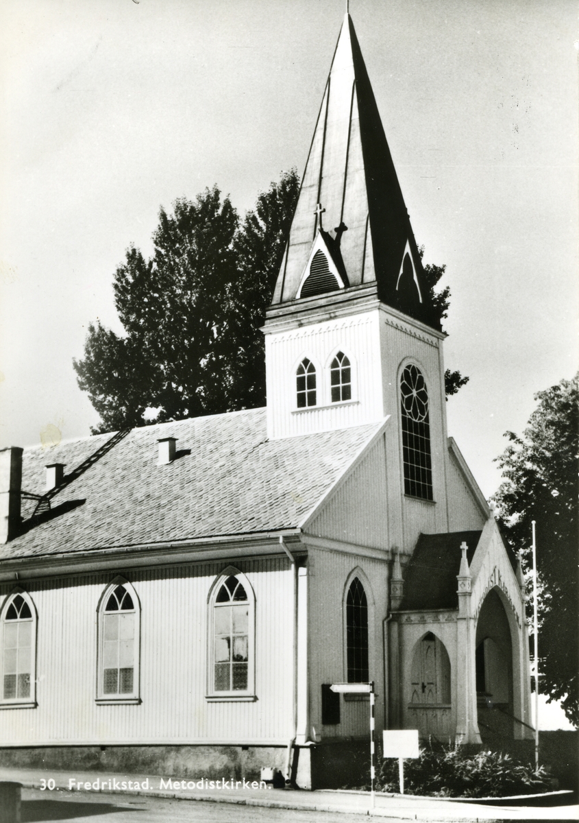 Fredrikstad. Vestsiden. Cicignon. Fredrikstad Metodistkirke (Metodistkirken), Ridehusgaten 7a. Krysset Ferjestedsveien/Ridehusgaten. Innviet 1868.

 Lionæs Eftf., Erik Schønning.