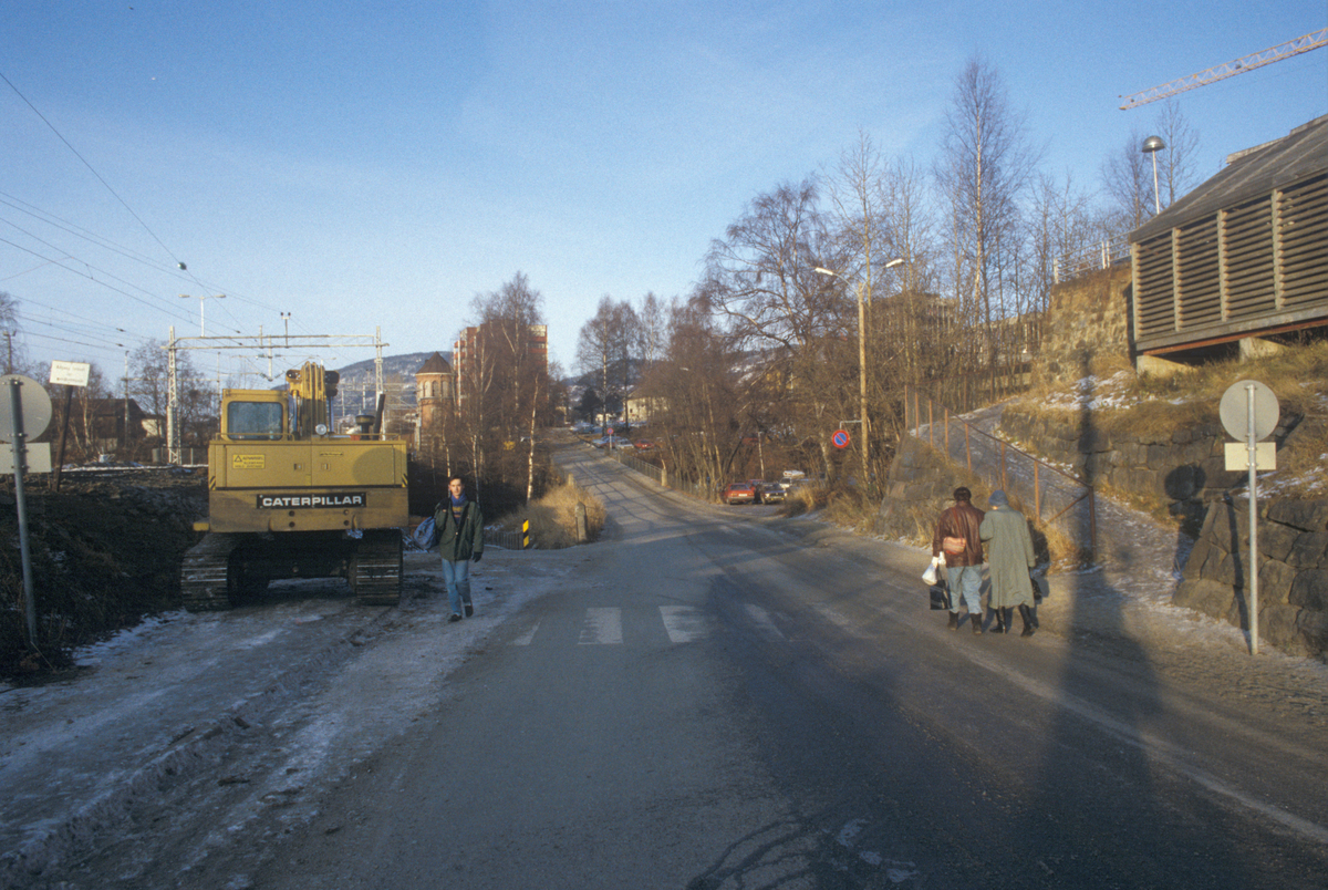 Lillehammer sentrum, Brufoss gate, jernbanespor, gravearbeide, til høyre er gangvegen til Kirkegata nevnt som Griserompa, utsikt mot nord