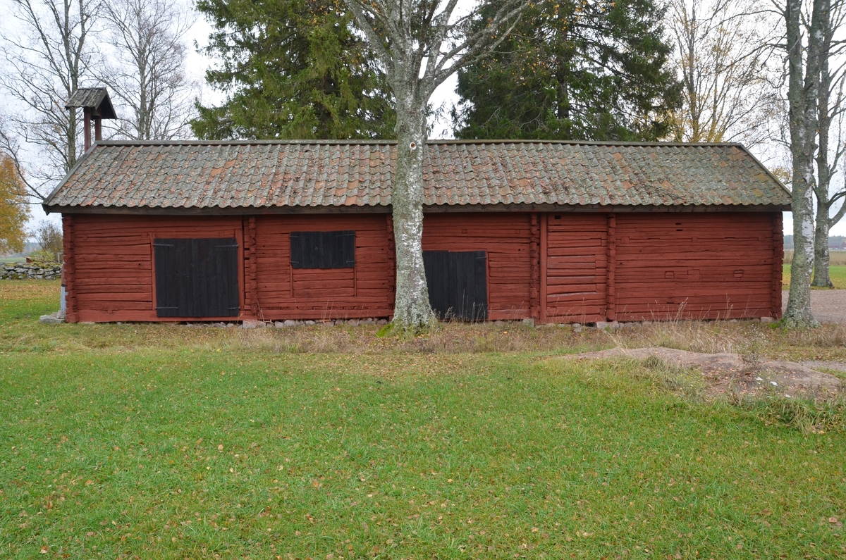 Uthuslänga vid Huddunge hembygdsgård, Prästgården 1:1, Huddunge socken, Uppland 2014