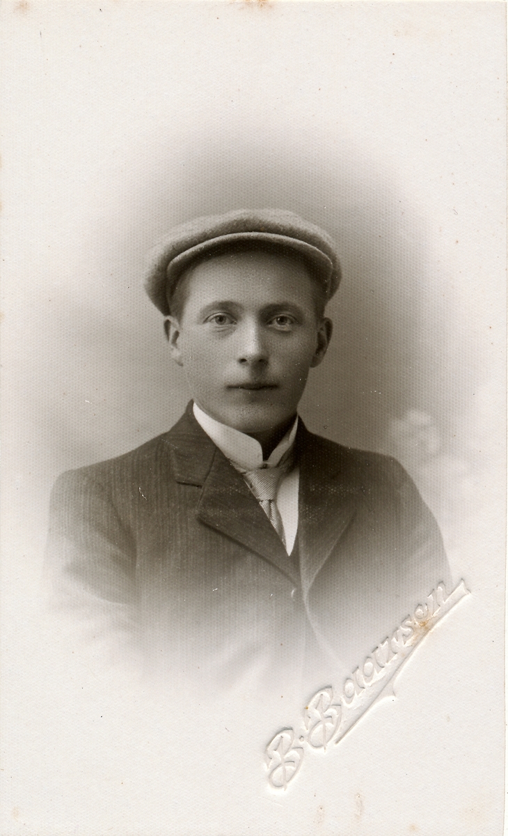 Portrett av ung mann med sixpencelue.