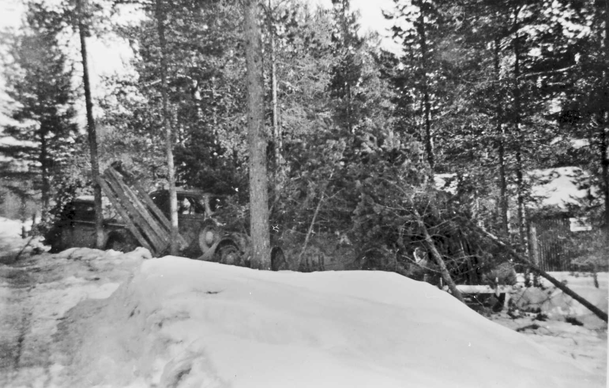 Trefning på Atnbrua, gjemte biler, bombekratere, april 1940. - Anno ...