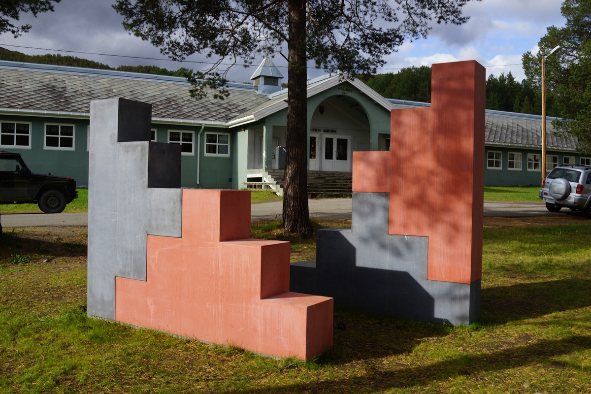 Fire elementer i betong med innstøpt pigment satt sammen til to frittstående skulpturer, og som kan både brukes til trening og å sitte på.
