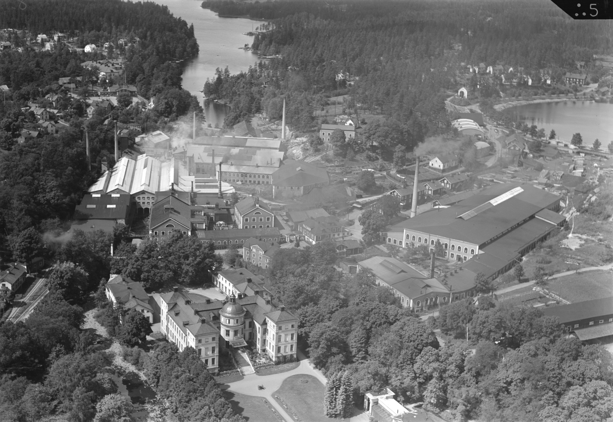 Flygbild över Finspång 1950. Bilden domineras av bruksbebyggelsen. I förgrunden Finspångs slott.