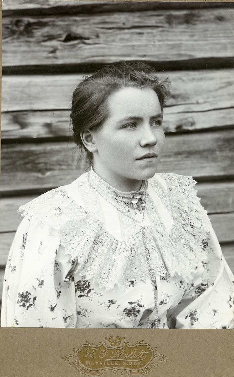Portrett av ei yngre kvinne.
