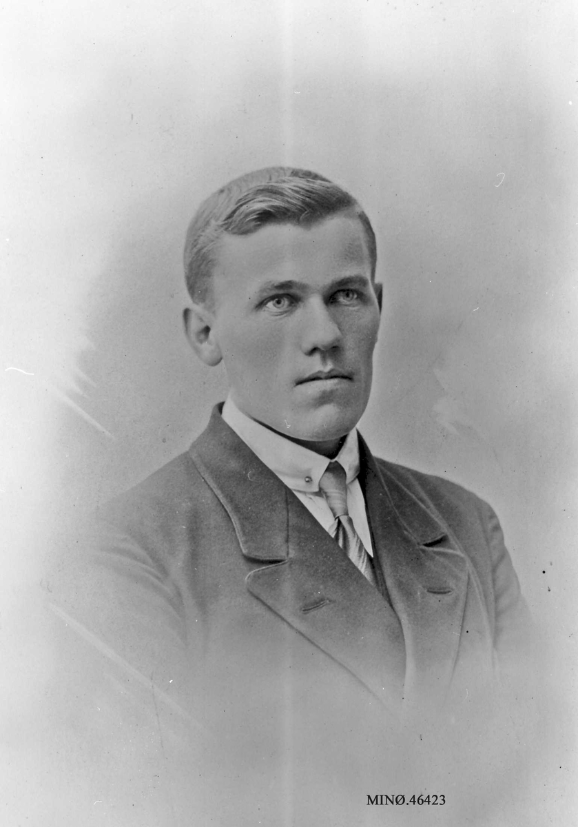 Lærer Arnljot Nyhus f. 1895. Formann i U. L. Fjell 1922 og 1925. 