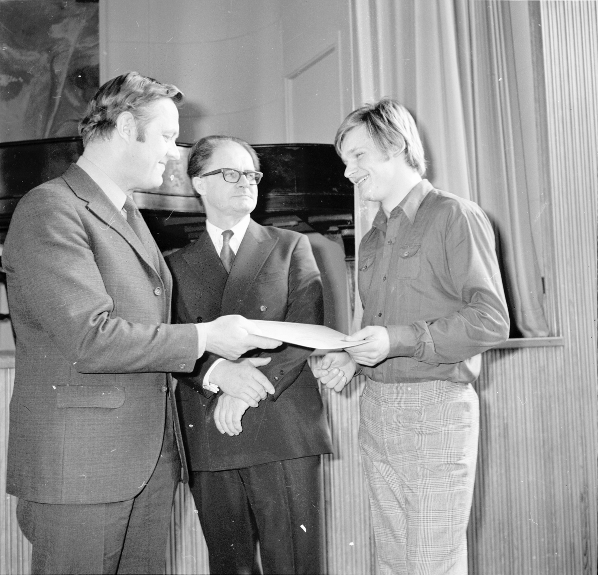 I mitten rektor Anders Strömberg, t.h. Börje Perers, Nytorp, Kursavslutning,
Maj 1972