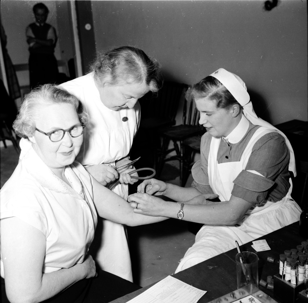 Arbrå,
Blodgivare, till vänster Ingrid Larsson.
Nov 1954