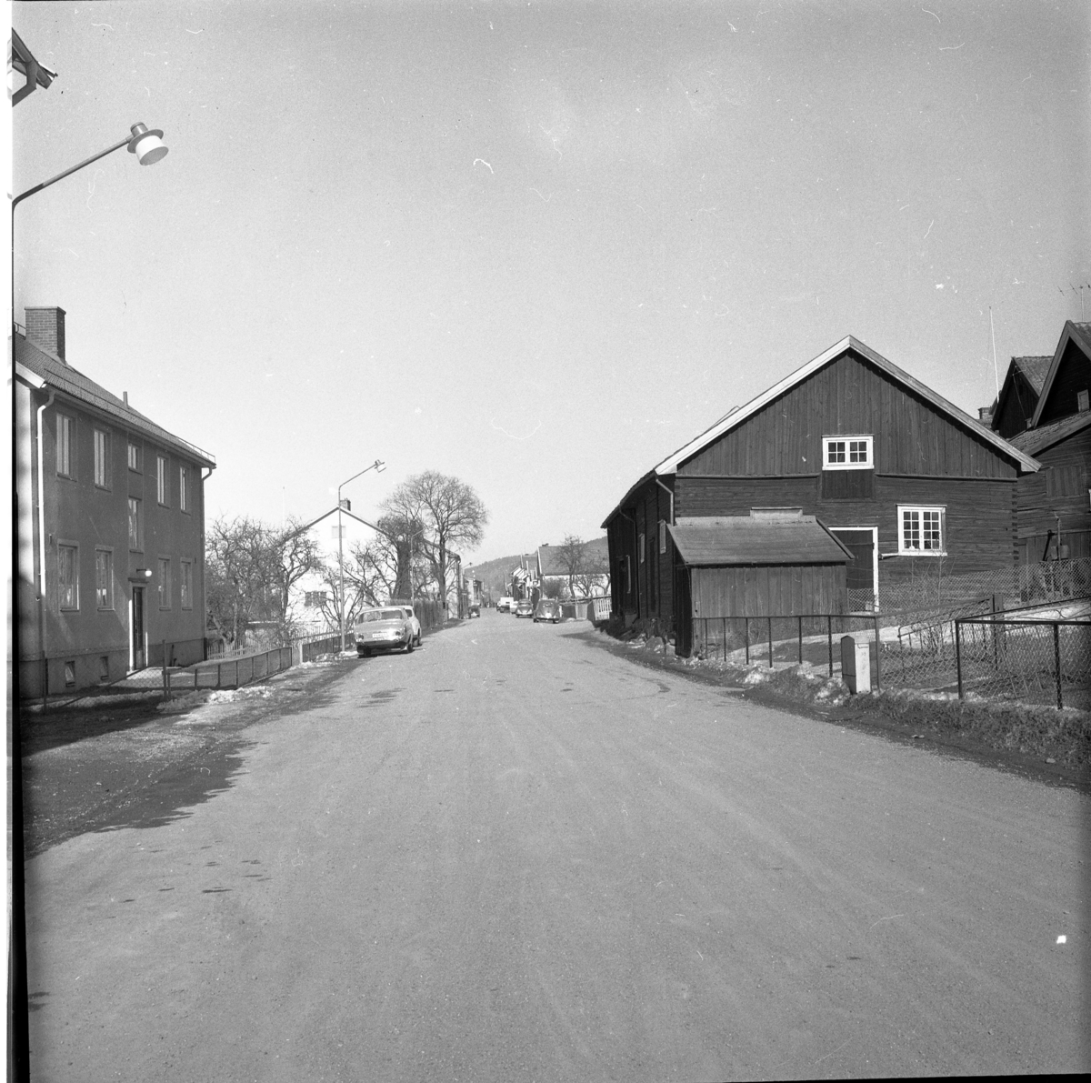 Sjögatan norrut från hörnet Prästgränd. Hallska gårdens ekonomibyggnader till höger och Sjögatan 25 till vänster.