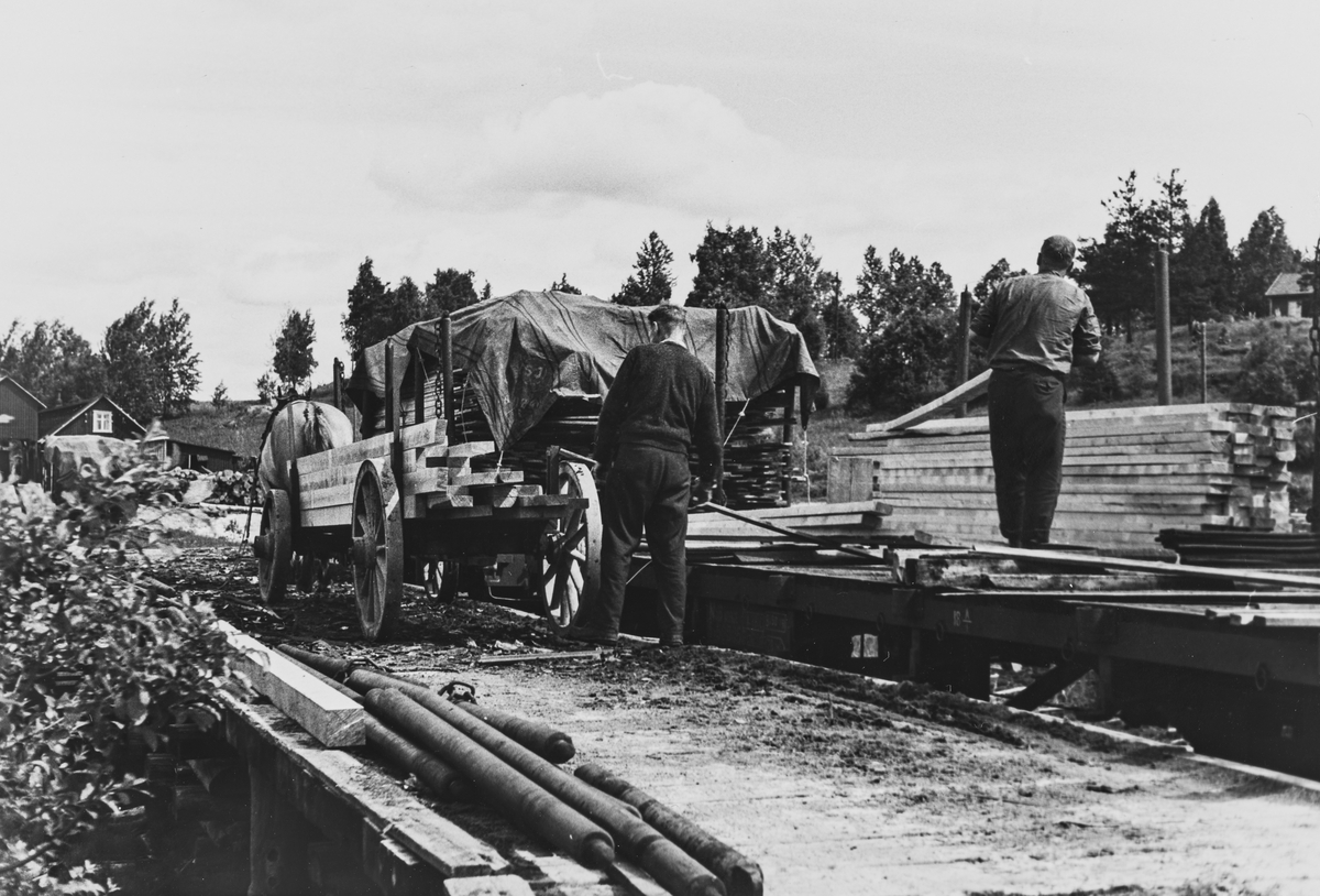 Lasting av plank på jernbanevogn på Buåa stasjon på Vestmarkalinjen, eller Paradisbanen som den også ble kalt, siste driftsdag før nedleggelsen i juli 1965..