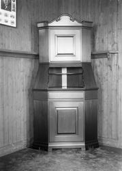 Tre bilder med ulike møbler oppstilt.