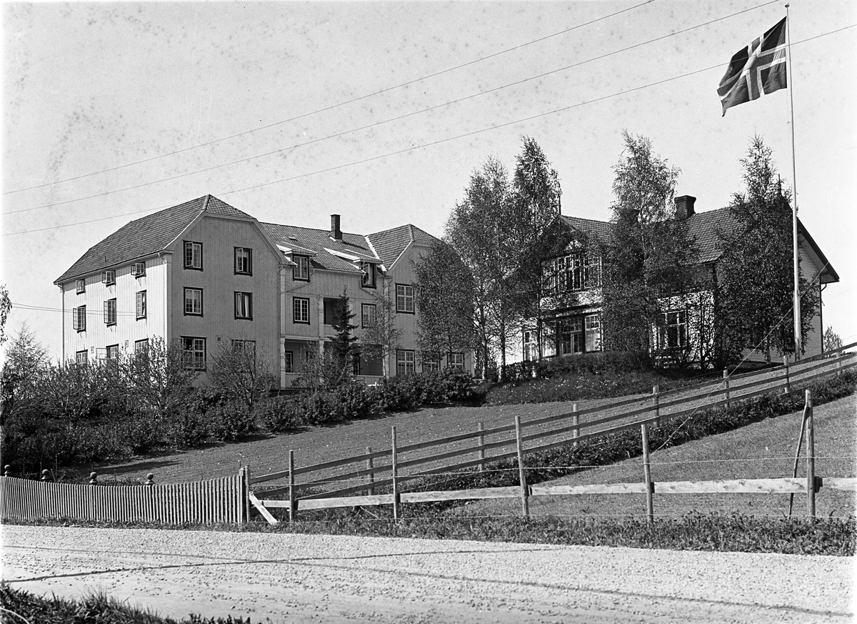 Totens Fylkesskole på Lena (nå Toten Folkehøgskole). Trolig tatt ifm. 25-årsjubileet for lokaliseringen der den fremdeles finnes. To identiske bilder.
