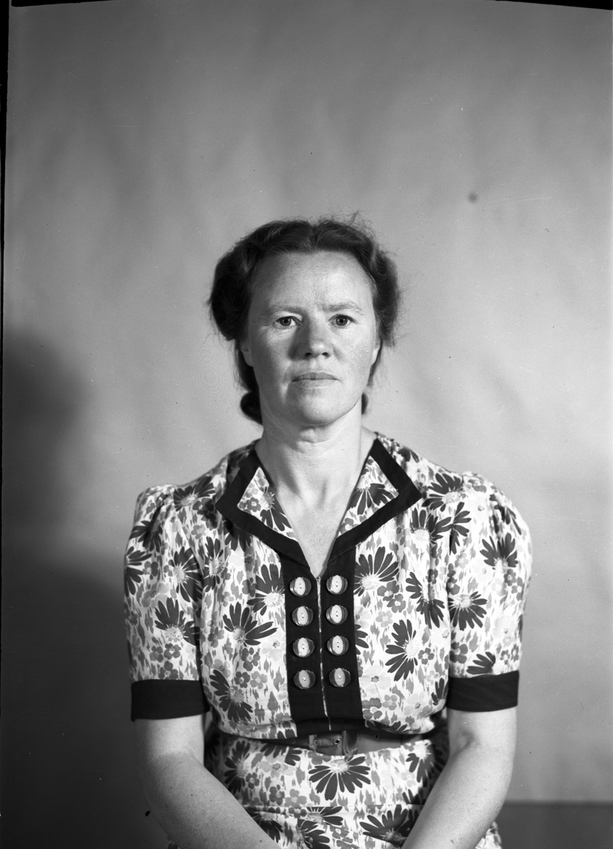 Kvinneportrett fra siste halvdel av 1940-tallet. Muligens Astrid ...