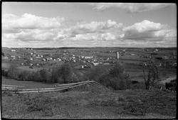 Utsiktsbilder mot Lena sentrum og nærmeste omegn, mai 1938. 