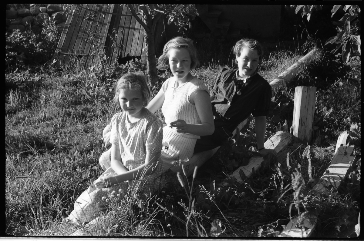To bilder av tre unge jenter/kvinner. Fra venstre Elise Engesnes, Guri og Marie Helene Tømmerstigen (Gjelder bilde nr. 1, omvendt på nr. 2).