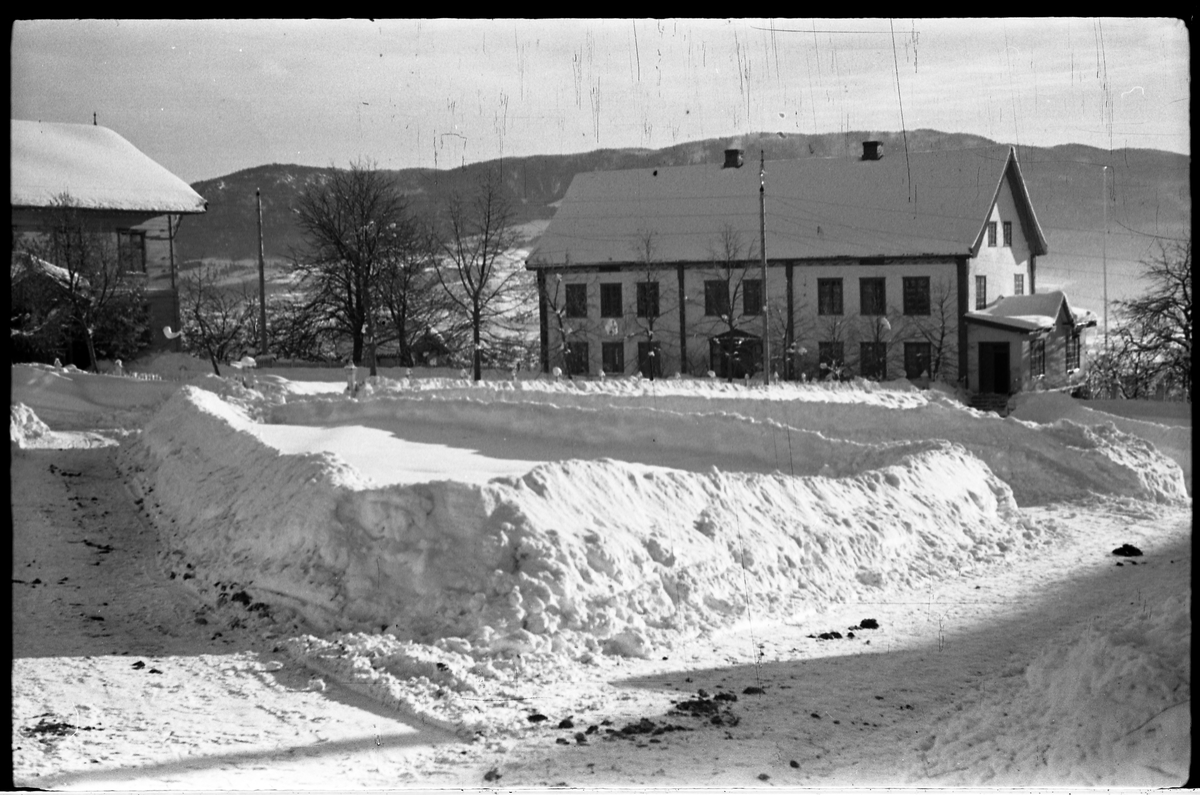 Vinterstemninger fra hage og gårdstun på Balke Vestre i Østre Toten. Serie på 8 bilder.