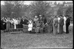 En gruppe uidentifiserte personer på plassen ved Lena Meieri